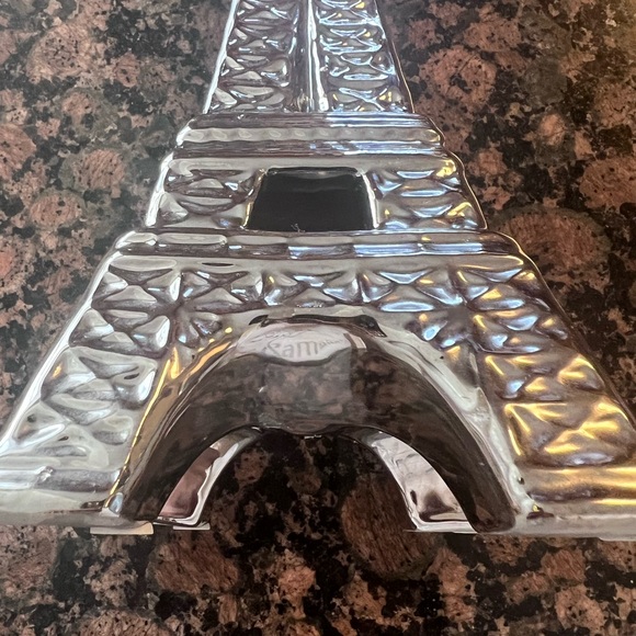 Eiffel Tower table decor. - Picture 3 of 7